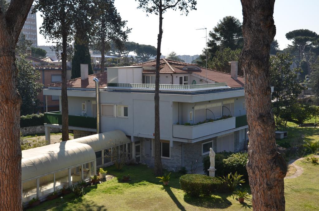 Casa Per Ferie Cardinal G. Guarino Rome Bagian luar foto